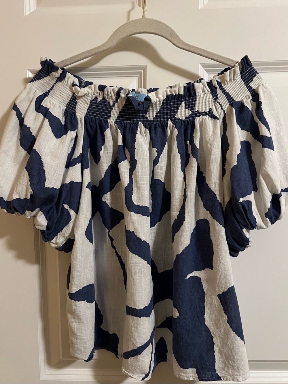 EUC CeCe off the shoulder top. Size L